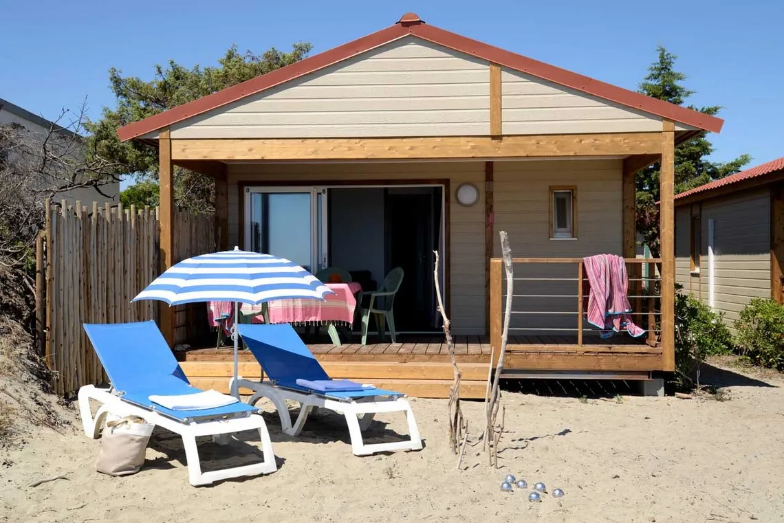 Il bungalow naturista Costa Sea si trova in prima linea sulla spiaggia di fronte al mare